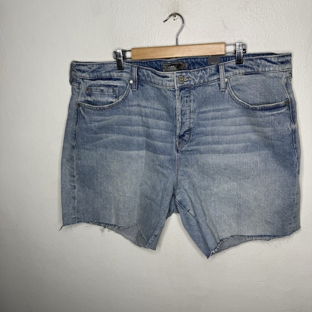Torrid High Rise Bermuda Shorts Women's 20‎ Light Wash Denim Button Fly Raw Hem